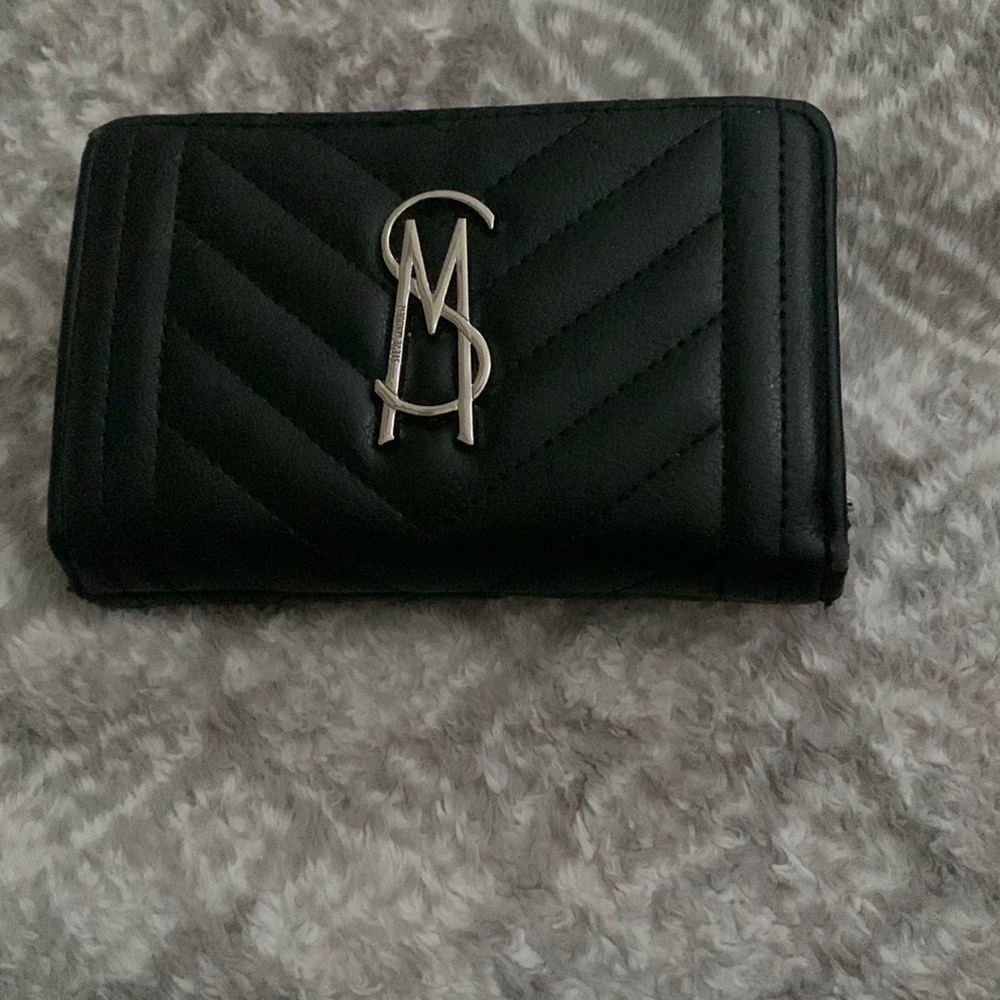 In good condition!! works great and has only a small defect on the wallet